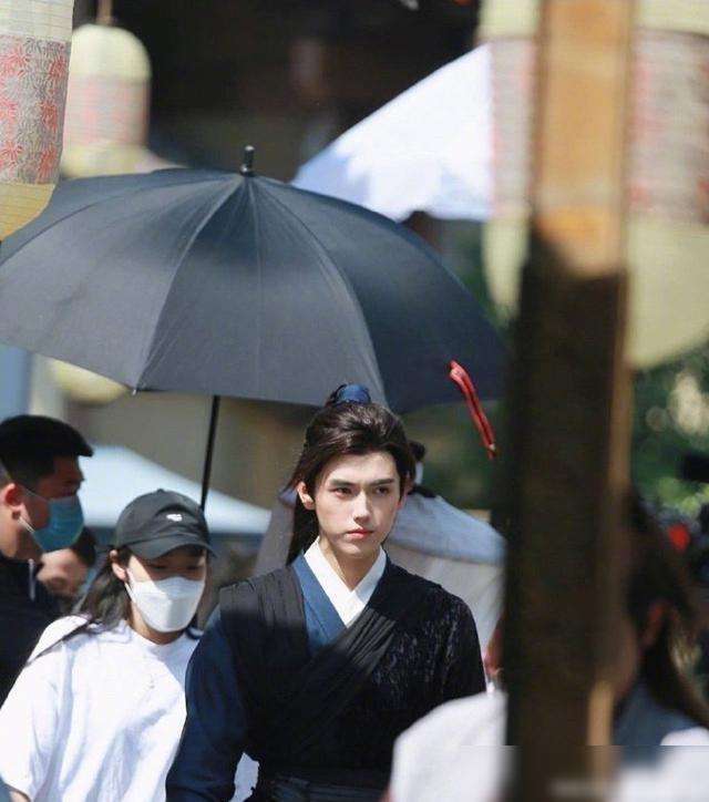 最近由陈飞宇搭档罗云熙一起出演的电视剧号皓衣行