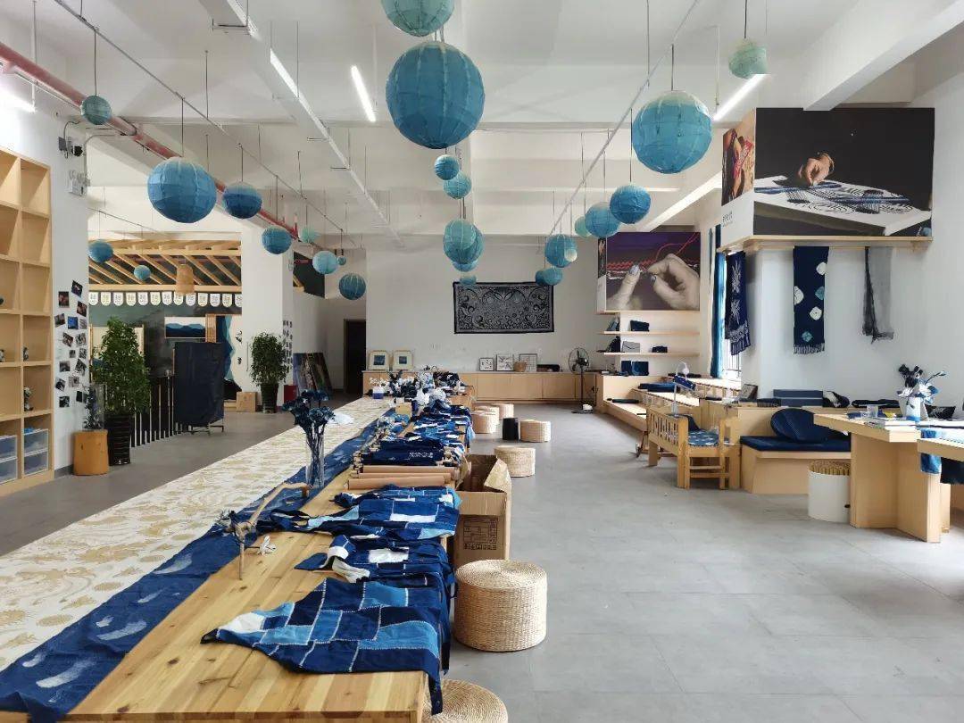 体验内容:体验以传统植物染色(蓝靛染) 苗侗民族传统蜡染,刺绣 ,木工