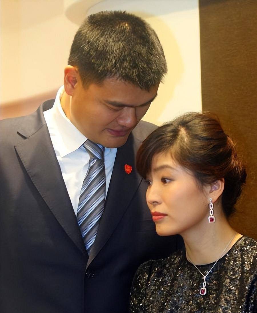 姚明千辛万苦追到叶莉后,事业也达到了巅峰,婚后她却遇到大麻烦_因为