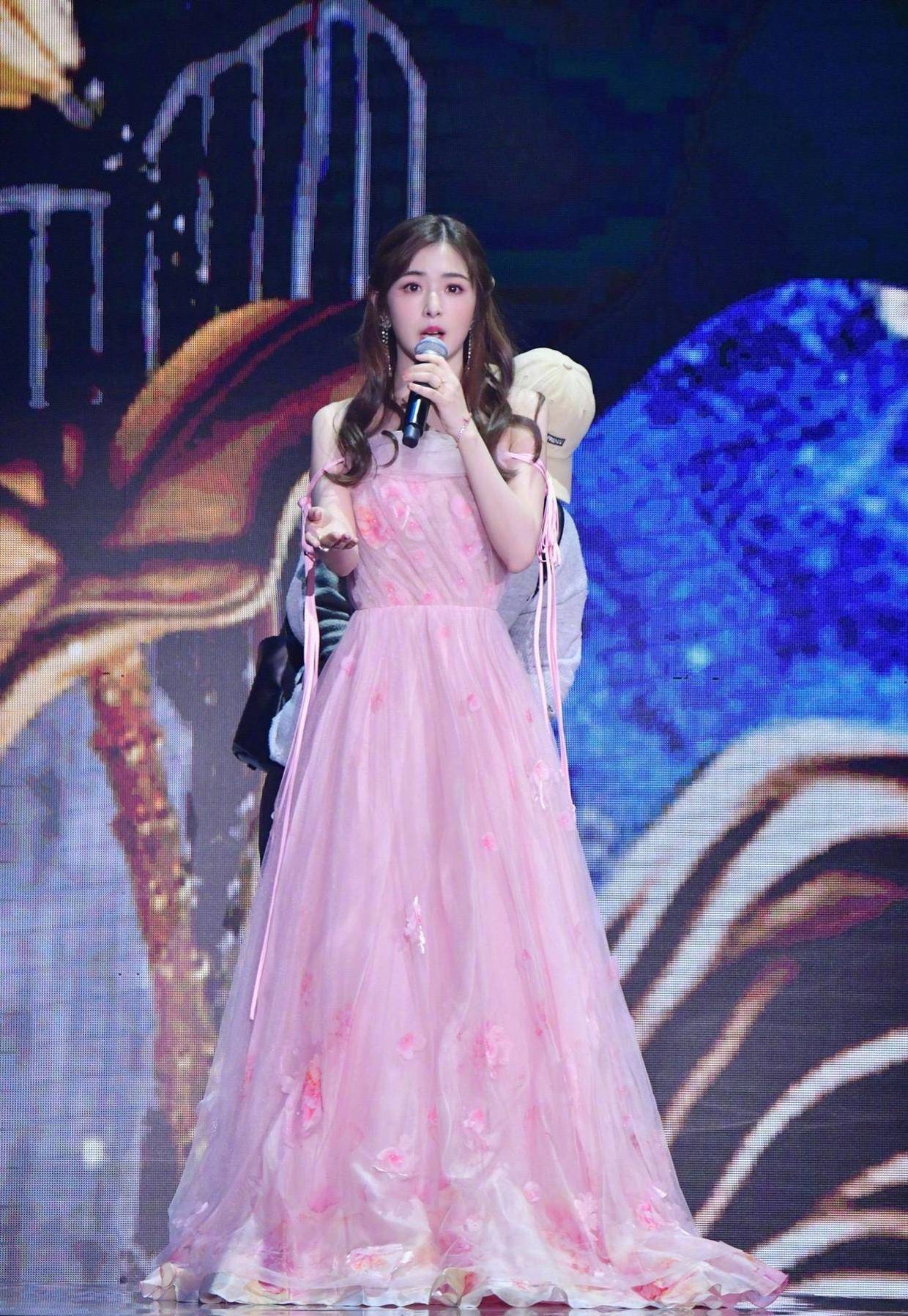 张含韵身材容貌美得经典,穿裹身吊带连衣裙秀曲线,招摇又吸睛!