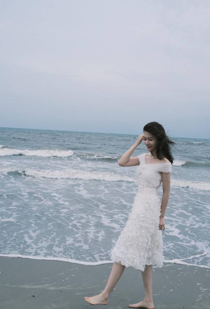 徐悦发布海边写真度假风十足 长发白裙飘逸浪漫