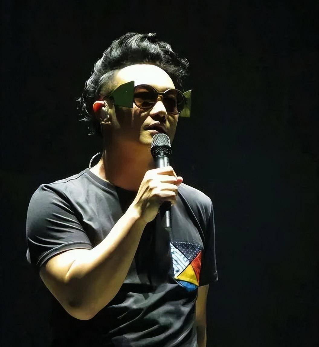 "陈奕迅虽然头上带着歌神的光环,但严重的疫情也让他收到的通知少了
