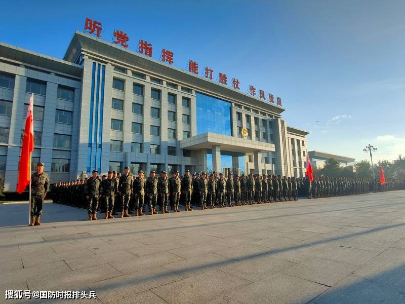 武警青海省总队新兵团国庆升旗,鞭策新兵早日成为真正的武警战士