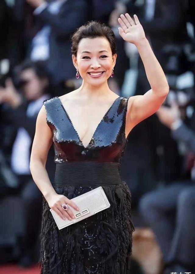 陈冲身材"饱满"又自信,穿亮片裙领口开到胃,一点儿也不怕展露_时尚