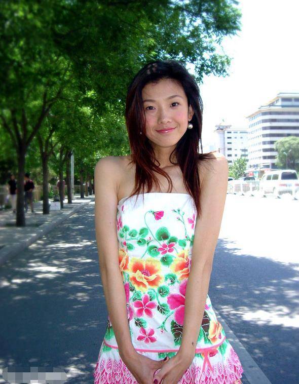 41岁"裴佩老师"罕露面,身材纤细被错认成林忆莲,因身高接戏难_景阳