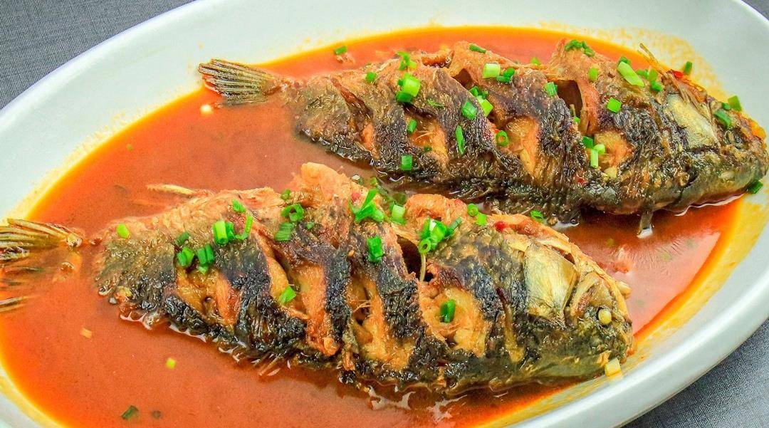 一步下油锅就错了,饭店常用的1招,鱼不粘锅不破皮_鱼身_处理_豆瓣鲫鱼