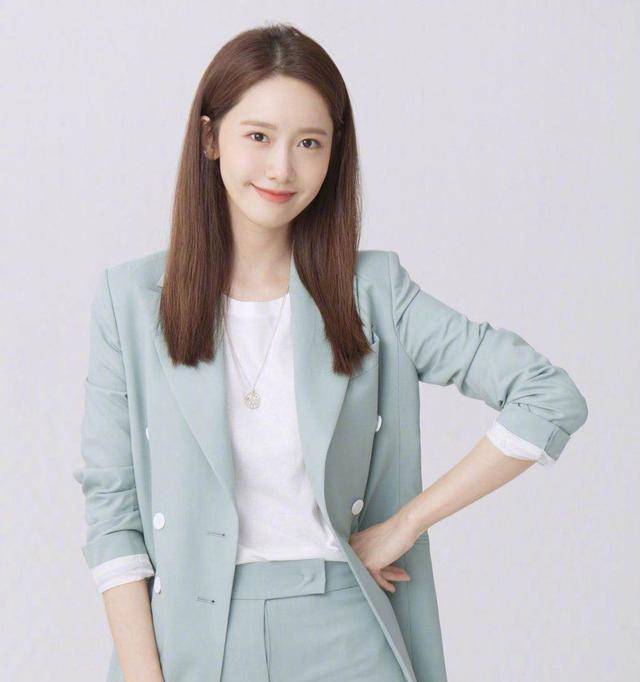 林允儿终于"长大"了,挂脖礼裙穿出冷艳御姐范,彻底丢掉少女感_品牌