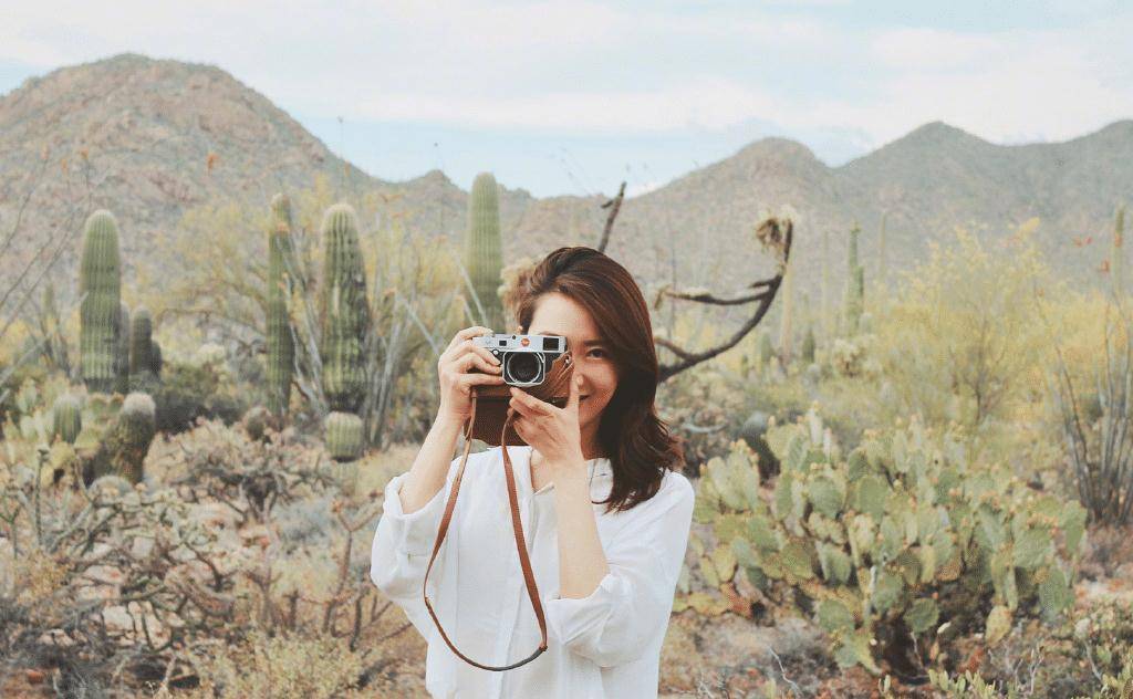 陈赫前妻许婧分手后真时髦,穿露肩衫秀纹身直尺肩,歪头杀好俏皮_身材