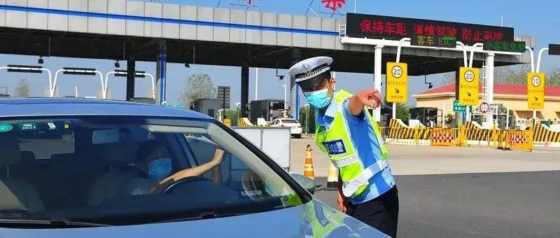 假期人多、车多……他们在一线尽心守护!_石台县_平安_公安局
