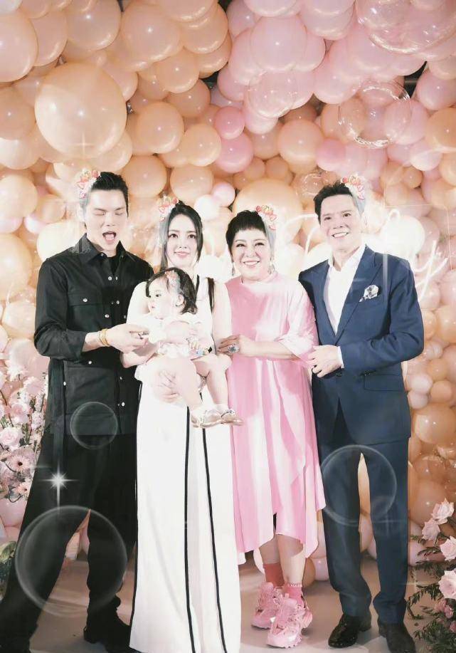 郭碧婷产子后首次露脸,脸颊圆润不少,低调给儿子办百日宴超幸福_向太