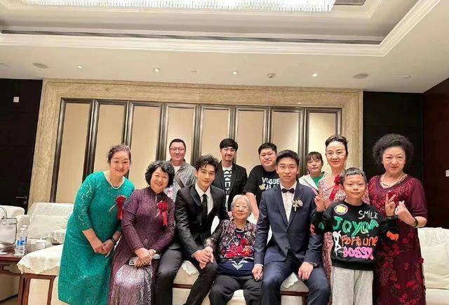 网友偶遇杨颖带小海绵,前夫黄晓明晒全家福秀爱!