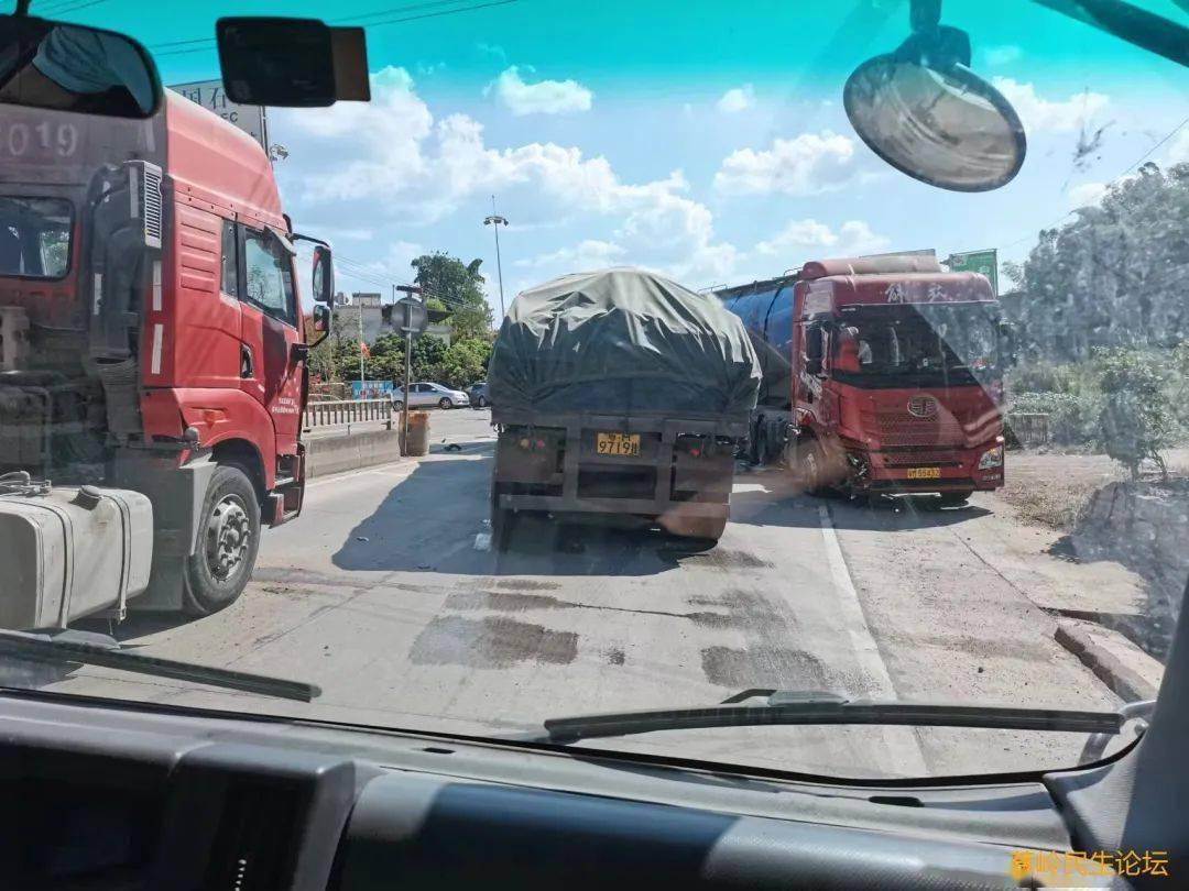 205国道白渡路段车祸,现场._蕉岭_小车_事故
