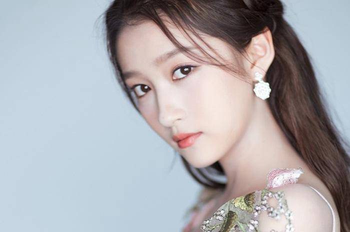 新语谈娱乐:每一次举行大中型晚会,女星们总免不了"百花争艳",陆续想