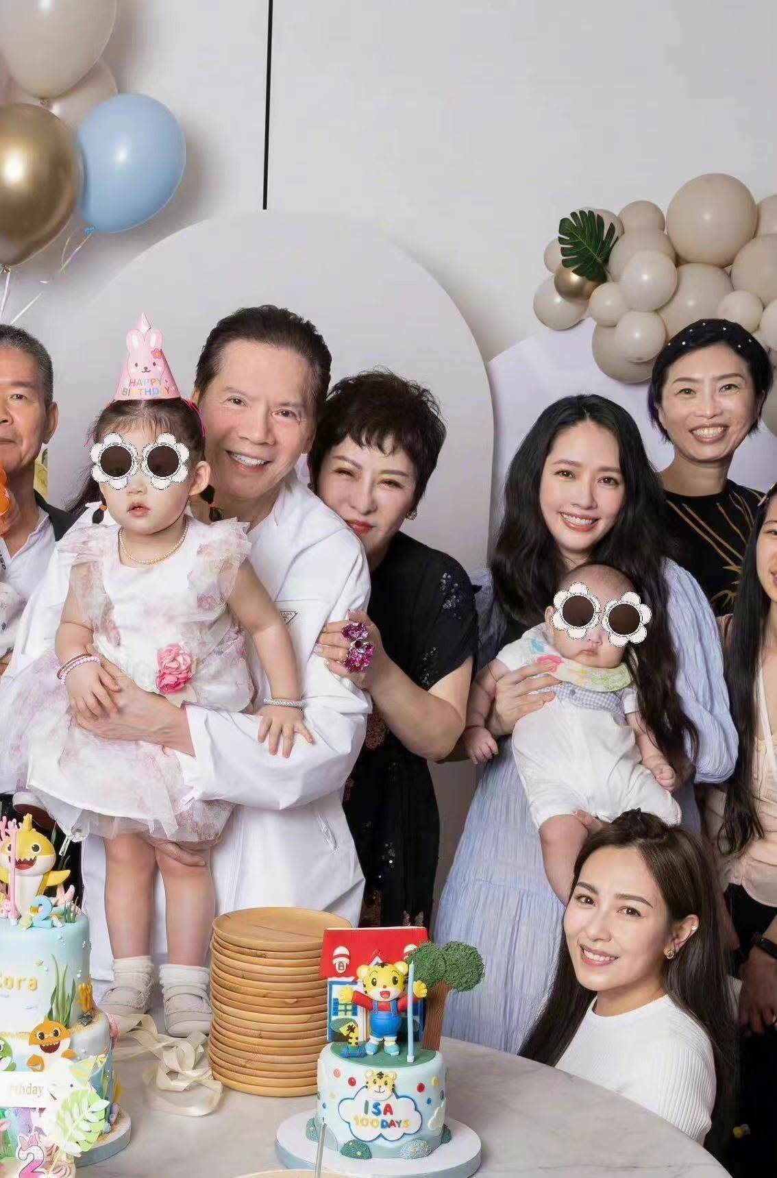 不久前,向太晒出了郭碧婷小奶黄和二胎宝宝的照片,这回是因为正好女儿