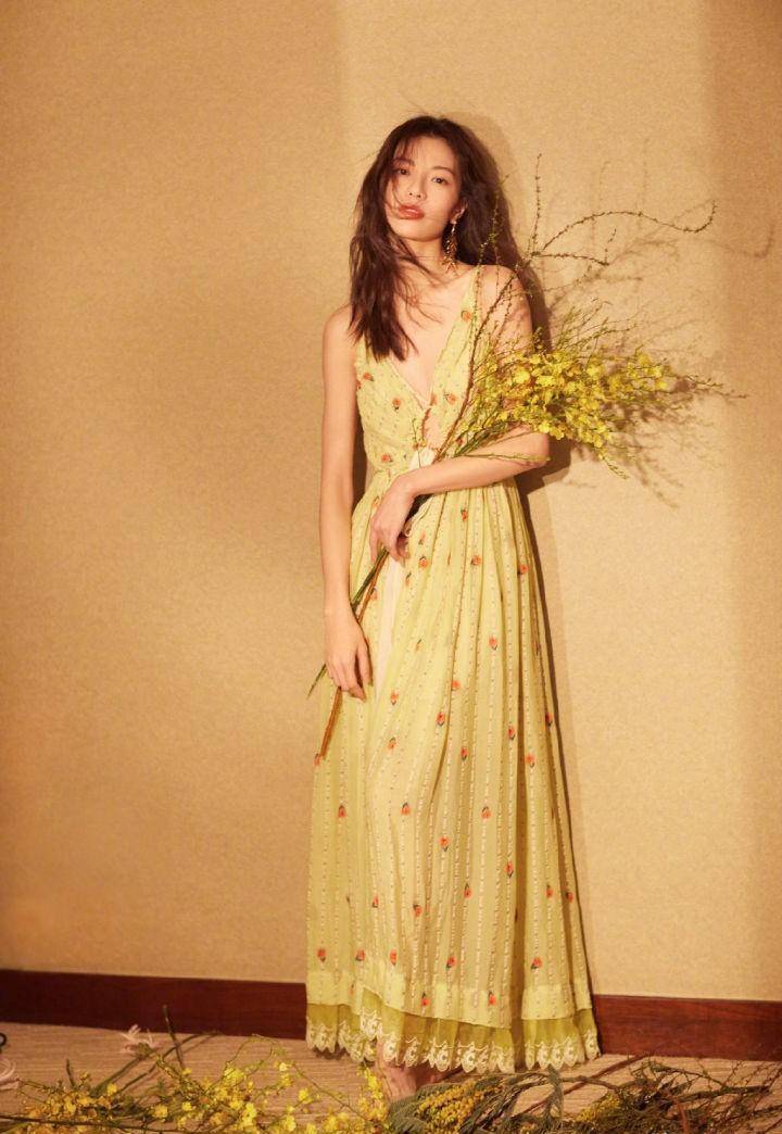 钟楚曦一袭法式复古碎花连衣裙,清新优雅,演绎夏末时尚大片_夏天_吊带