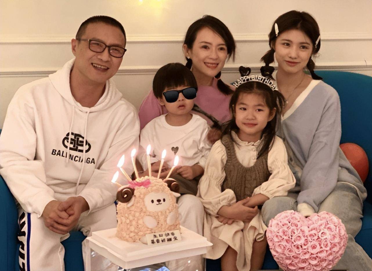 章子怡带儿子看展,弟弟被妈妈挡身后却卖力探出小脑袋,好俏皮_带着_苹