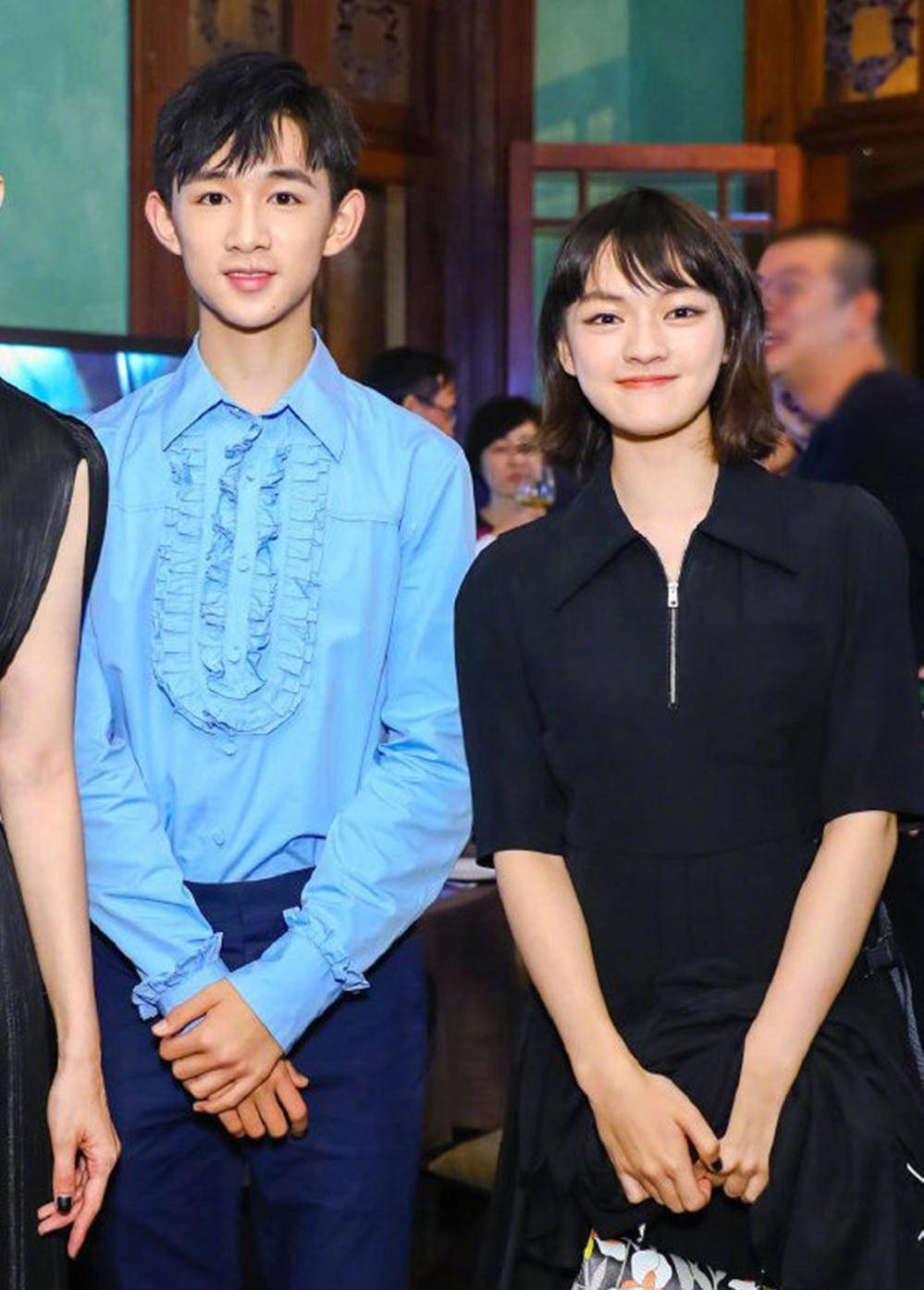 近日文淇,荣梓杉出席品牌活动同框合影,两位00后"小戏精",男帅女美,在