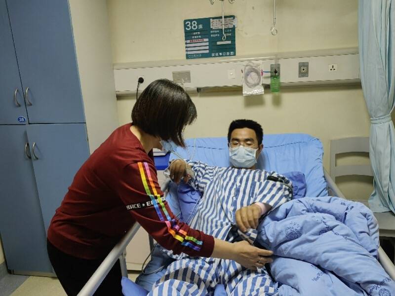 甘宇已能拄着拐杖走路！母亲称他每天努力复健希望尽快出院