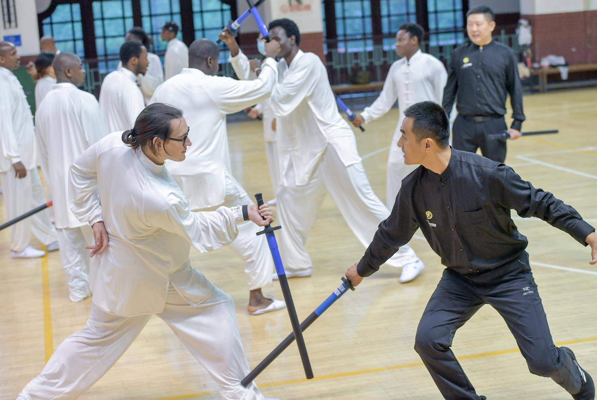 多国留学生齐聚武大学武术_短兵_文化_中华