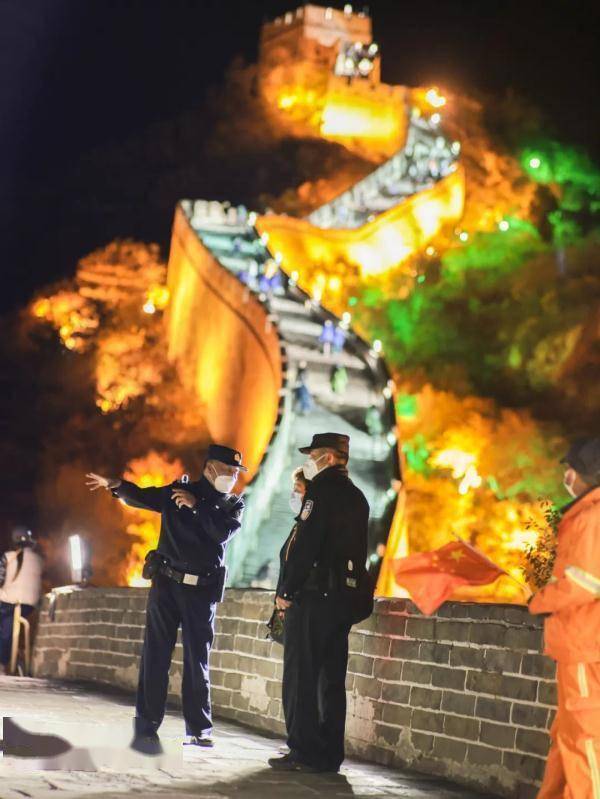寒潮来袭气温骤降，记者夜访国庆假期的北京八达岭