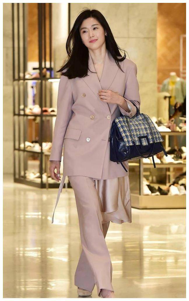 全智贤是高级感的代名词吧,垄断纯色穿搭,当妈之后身材更好了!