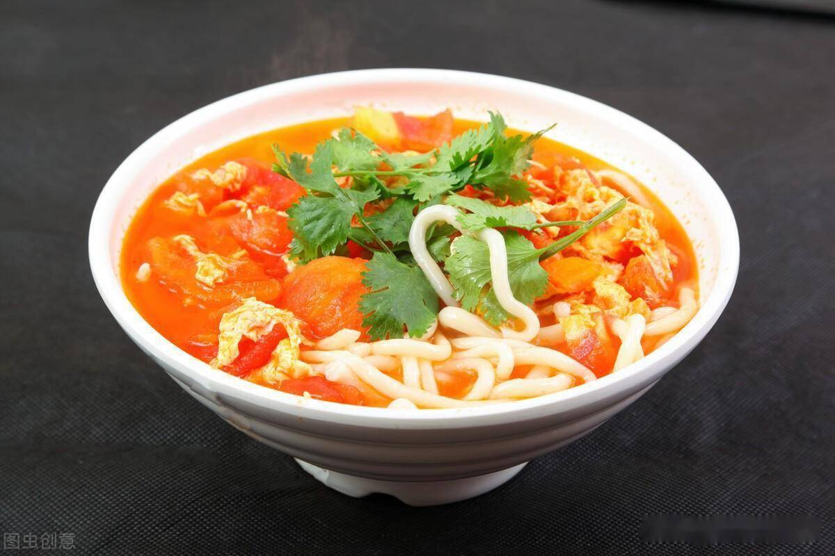 则是提前做好的卤,浇在煮熟过了凉水的面条上,撒几个荆芥叶,叫捞面 