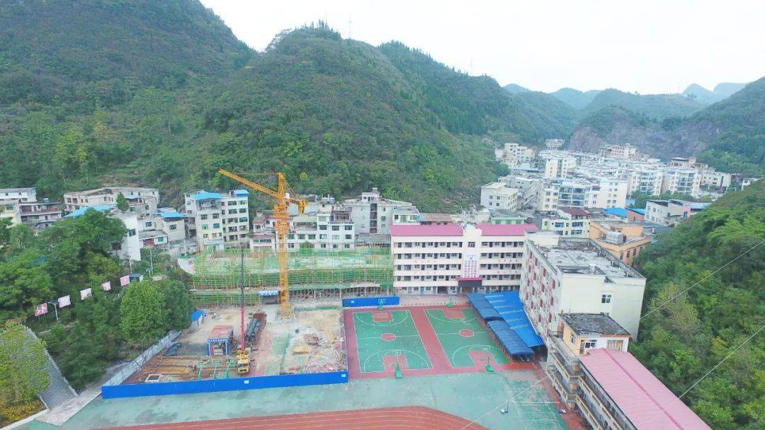 记者来到长顺县第二中学在建项目点,工人们正在紧张有序地完成建筑