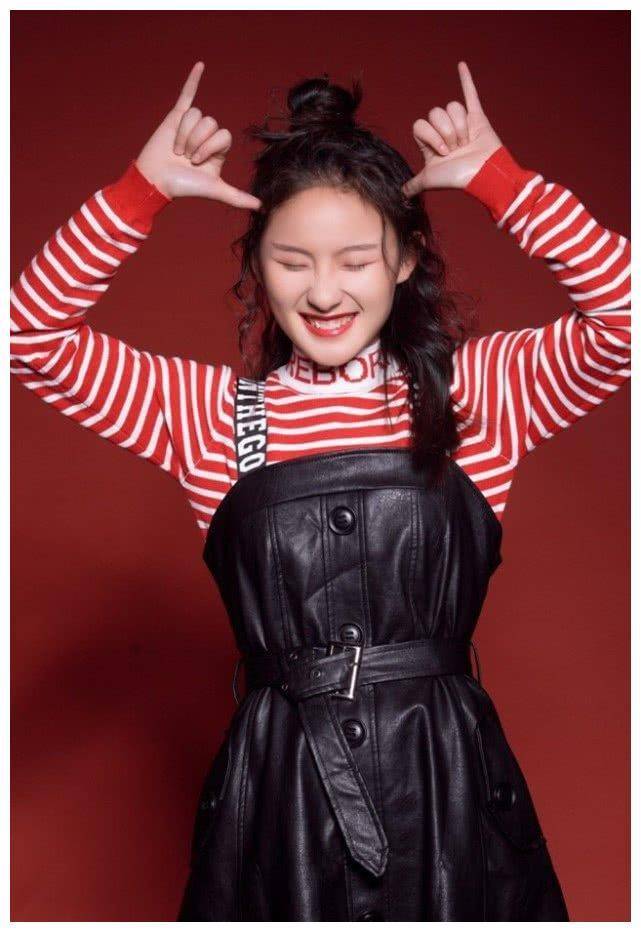 张钰琪为掩盖自己腿粗,在热裤外紧急加层"蚊帐",不料气质飙升_张玉琪