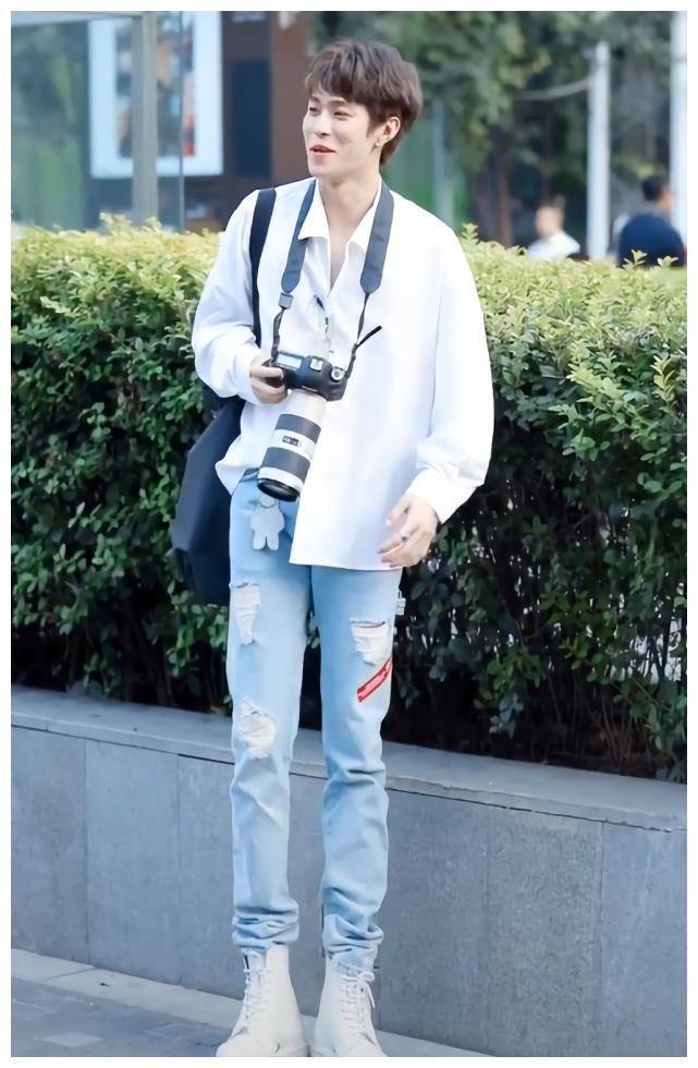 坤音四子岳岳穿白衬衫宛如帅气学长,但他一抬手,形象瞬间崩塌!