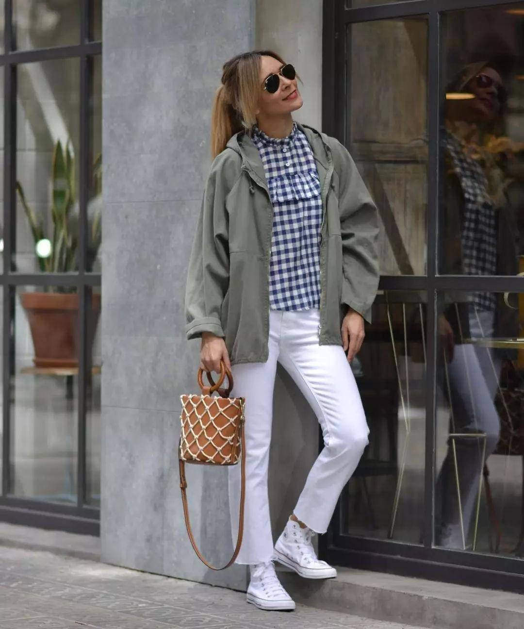 想不到"帆布鞋"又火了,春天这样穿时髦又减龄,难怪明星都爱穿