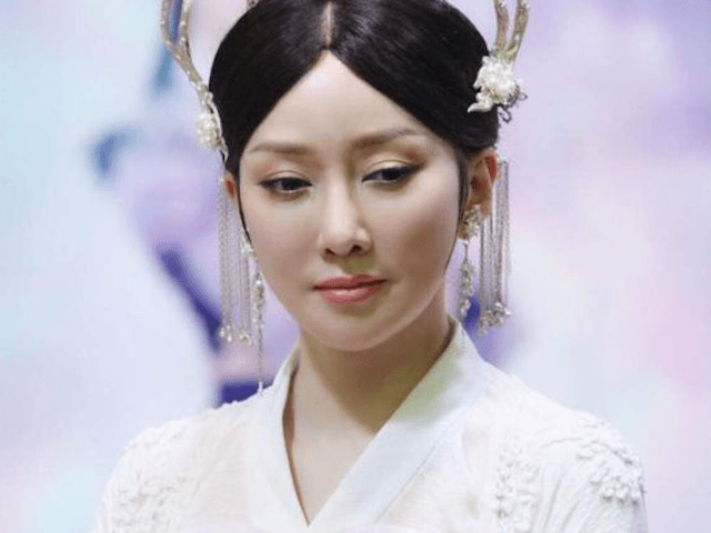 有种整容叫萨顶顶卸妆,"大妈"瞬间变成女神,早这样早就火了!