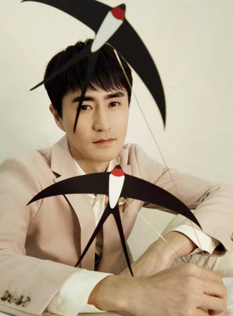 杨玏央视重阳晚会造型写真释出 西服套装内搭白衬衫帅气有型_造型