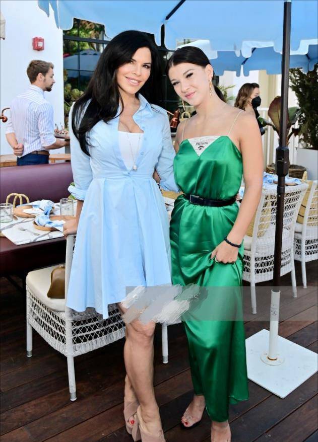 和黑男友甜蜜拥抱铁塔,为时尚而战_罗伯特_菲比·盖茨_生活