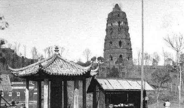 1924年雷峰塔突然坍塌，专家后来在塔底究竟发现了什么？