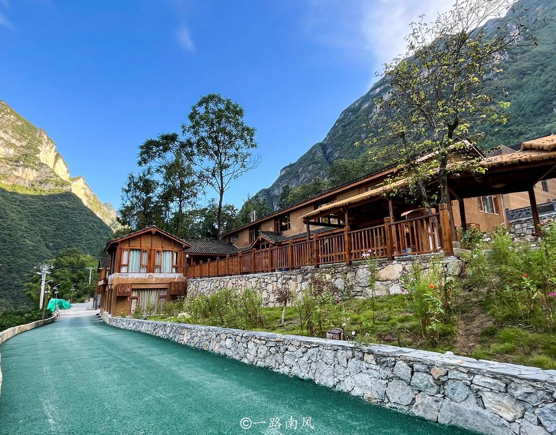 重庆深山有个世外桃源,村民住在"井底",一条悬崖天路感动世人_下庄村