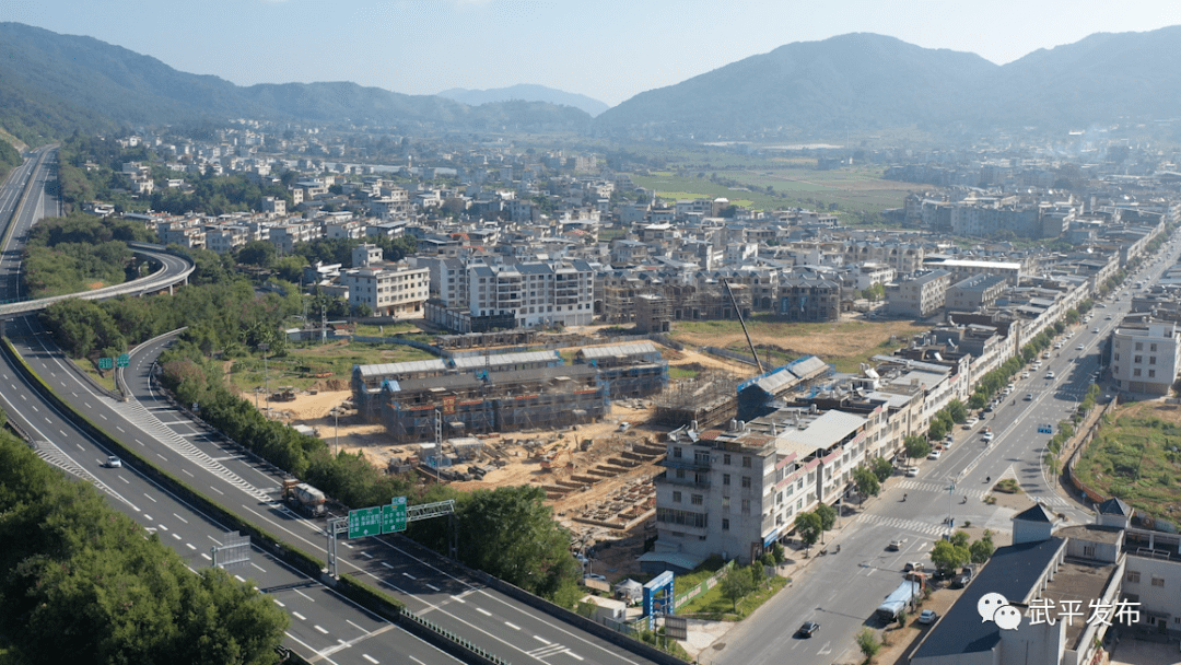 国庆假期期间,记者在武平县十方镇同心园小区建设项目施工现场看到