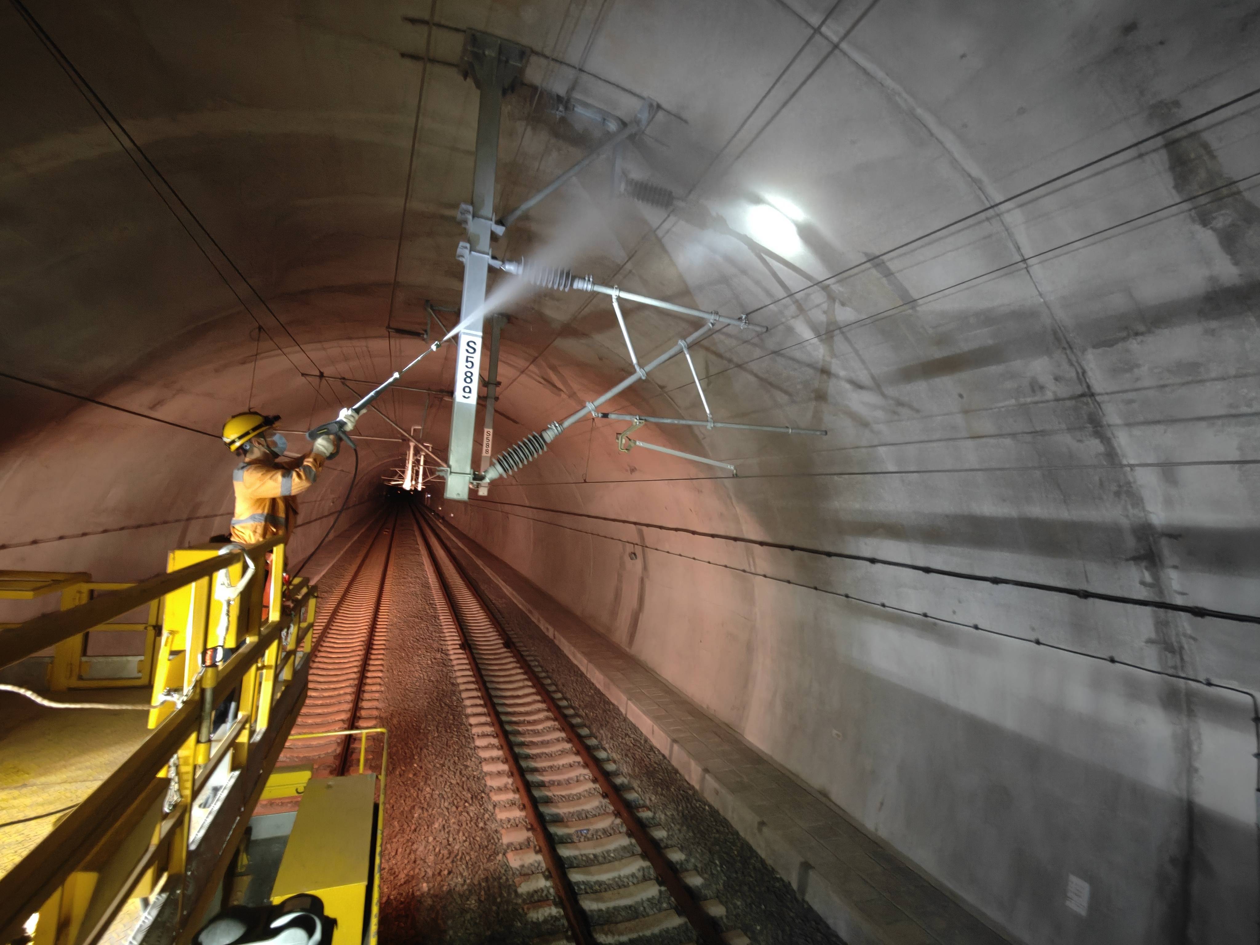 他们在高空给设备"洗澡",保铁路平稳畅通_接触网_作业_列车