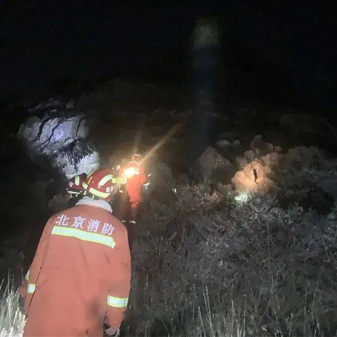 2名游客被困密云山中，消防员深夜两度进山救助 救援 路线 上山