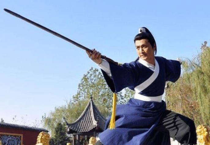 最经典展昭:曾穷到做搬尸工,为兄弟被封,成亿万富翁至今单身_何家劲