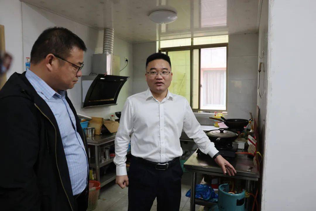 吴建表一行来到石柱镇下陈村,随机抽查了出租房消防