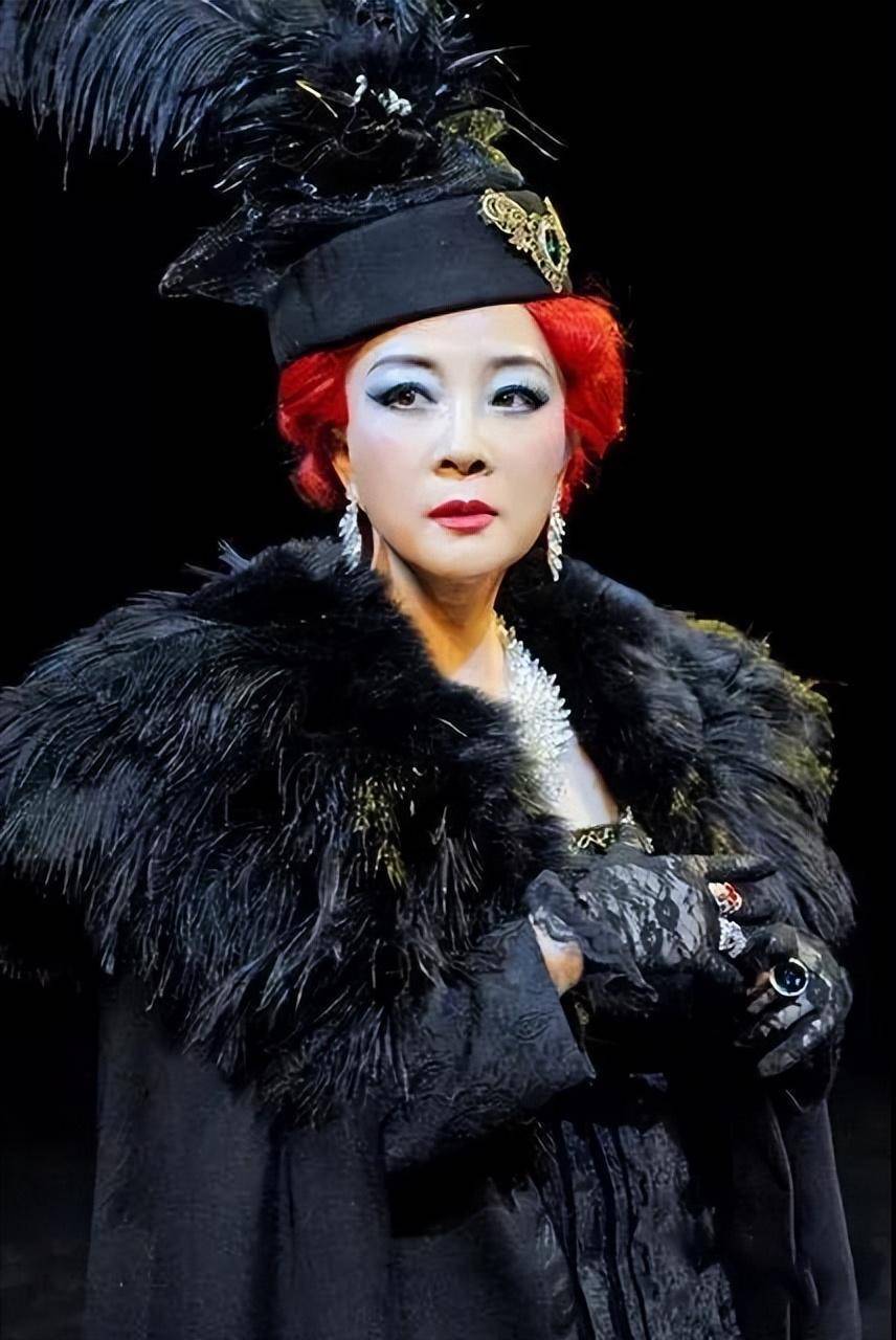 两人并肩走回人艺剧院,等话剧结束之后,又是由陈小艺开车,带着该男子