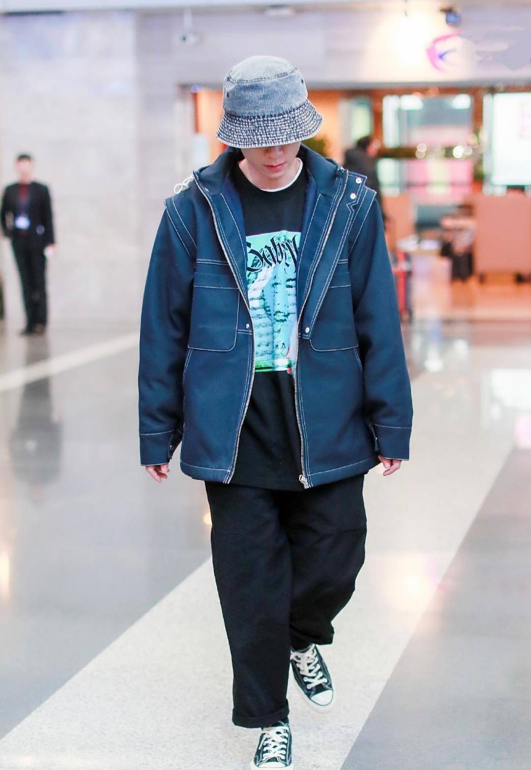 走机场也太随意,张一山又穿上次酷味夹克出街,哥哥衣柜该上新了_一身