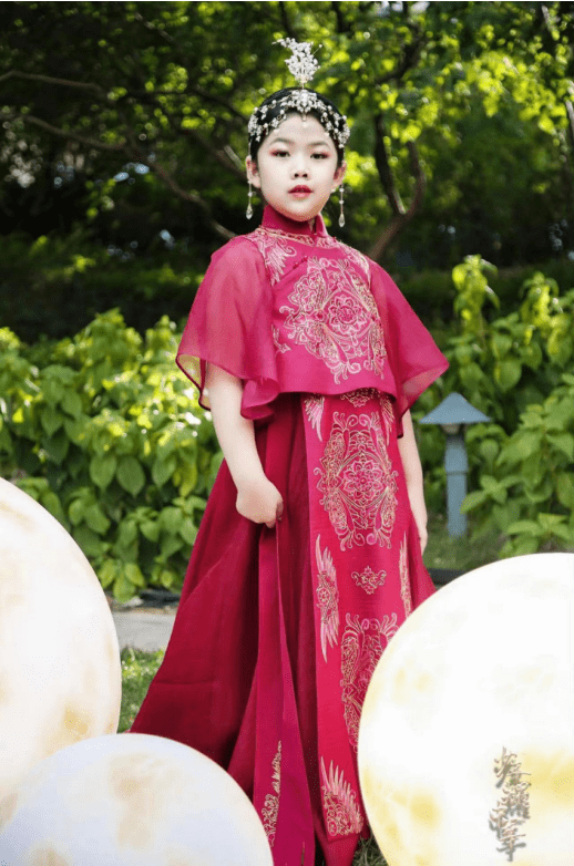 作为一个舞台经验丰富的小艺人,林可儿从小就十分喜欢