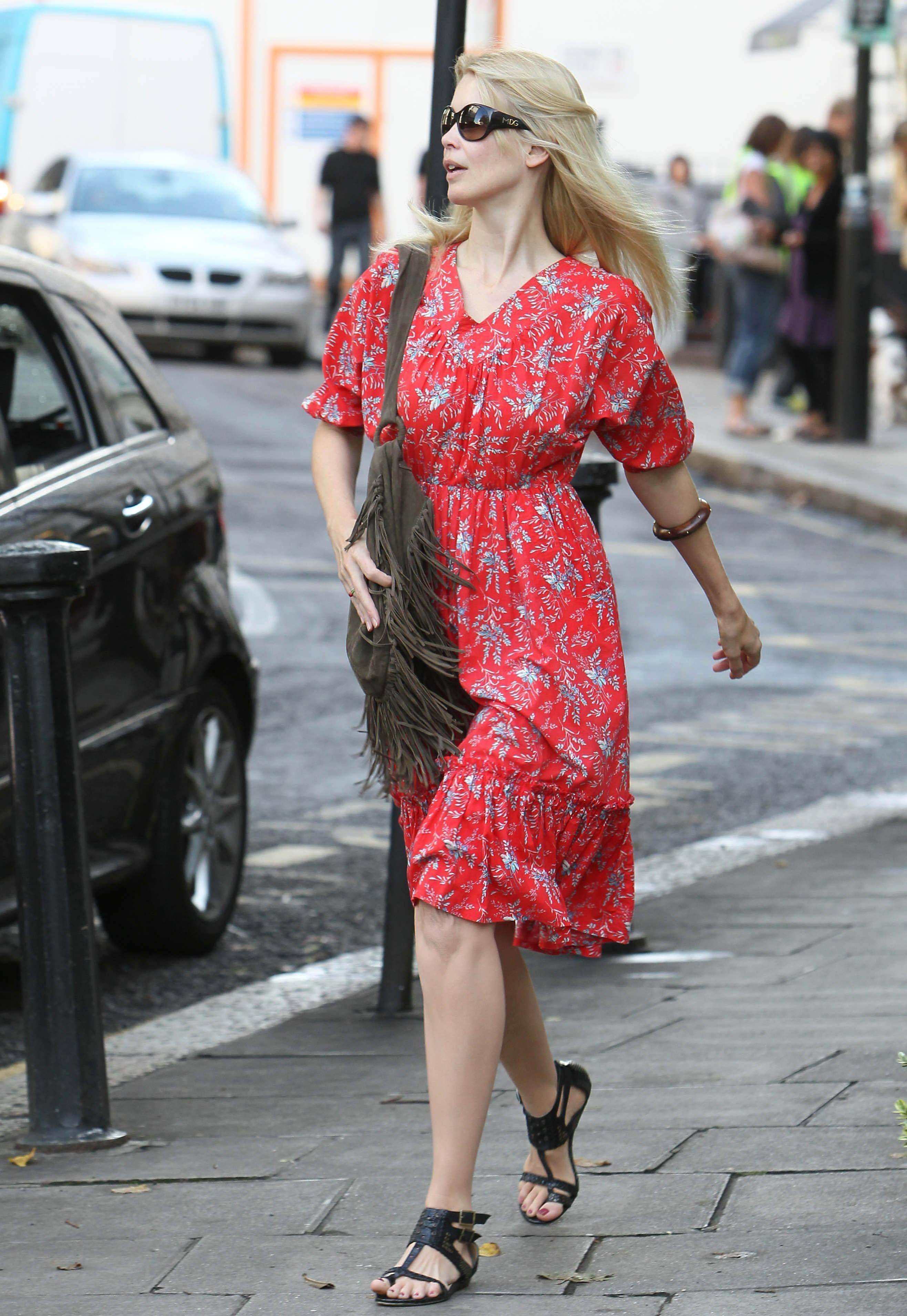 克劳迪娅·希弗真会穿,年过50仍然展现俏皮感,不愧是国外超模_时尚