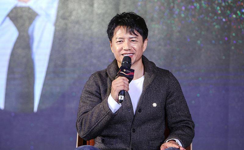灰色的服装也是很好地甩脱油腻的神器,帅气的男人老了也好看,段奕宏穿
