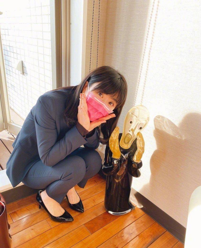 福原爱的长相很清纯,穿的服装却很时尚,看着很有女人味