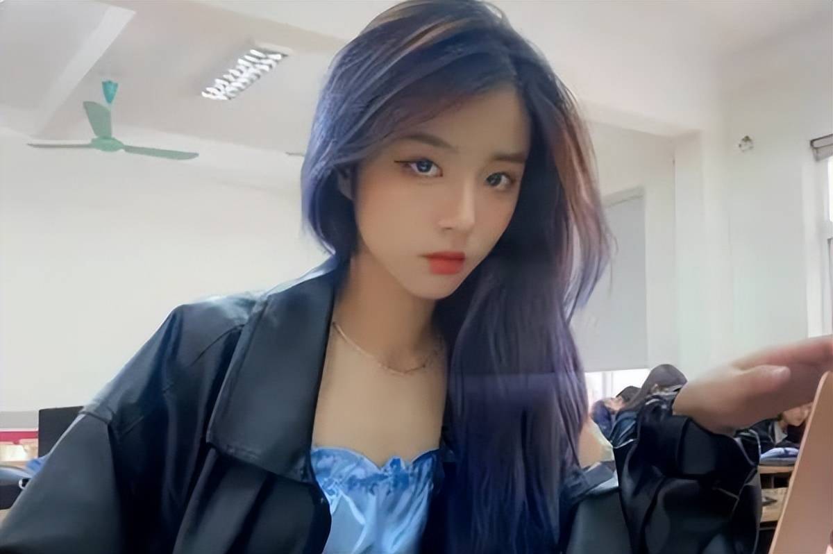 职高女生晒教室自拍照,不料引来家长热议,对职校的偏见更大了_普高_穿