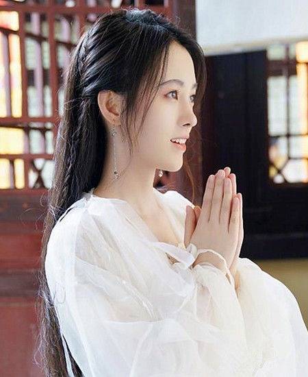 换上一身白纱的古装女星,张馨予会蛊惑人心,杨紫美萌美萌的!