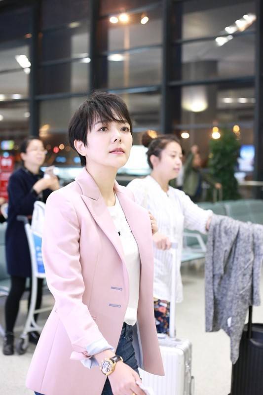 杨乐乐穿紧身裤秀身材,短发造型干净利落,真不像40多岁的人_垫肩_西装