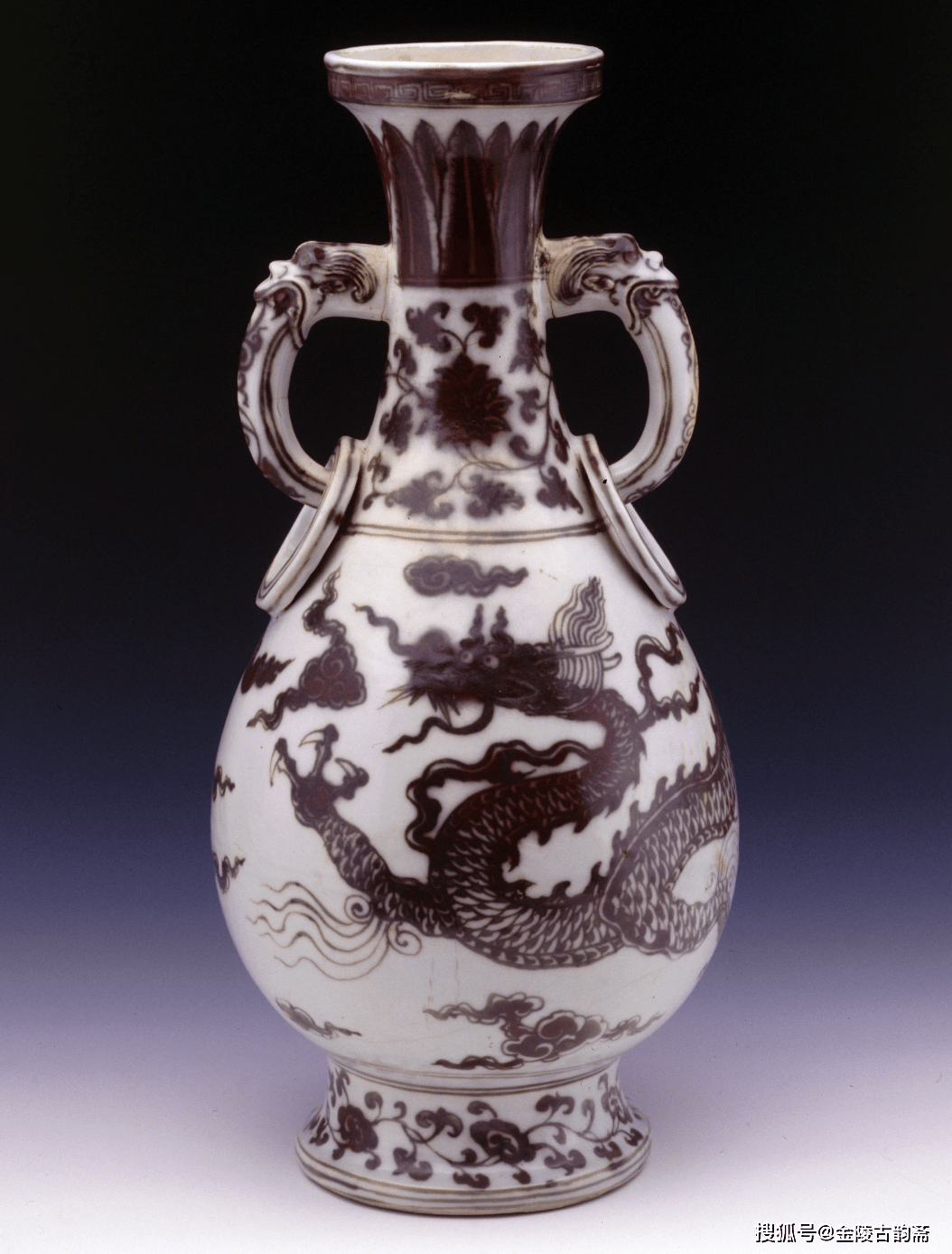 明代の壺　龍の絵　青花磁器 明代の壺 龍の絵 青花磁器